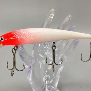 Señuelo de Pesca Artificial Tipo Minnow Rojo y Blanco con Babero y 3 Anzuelos - imagen 1