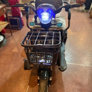 Triciclo Eléctrico Negro con Canasto Frontal y Trasero - imagen 2