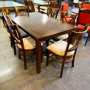 Lote siguiente: Mesa de Centro Rústica con Detalles en Madera y Piedra