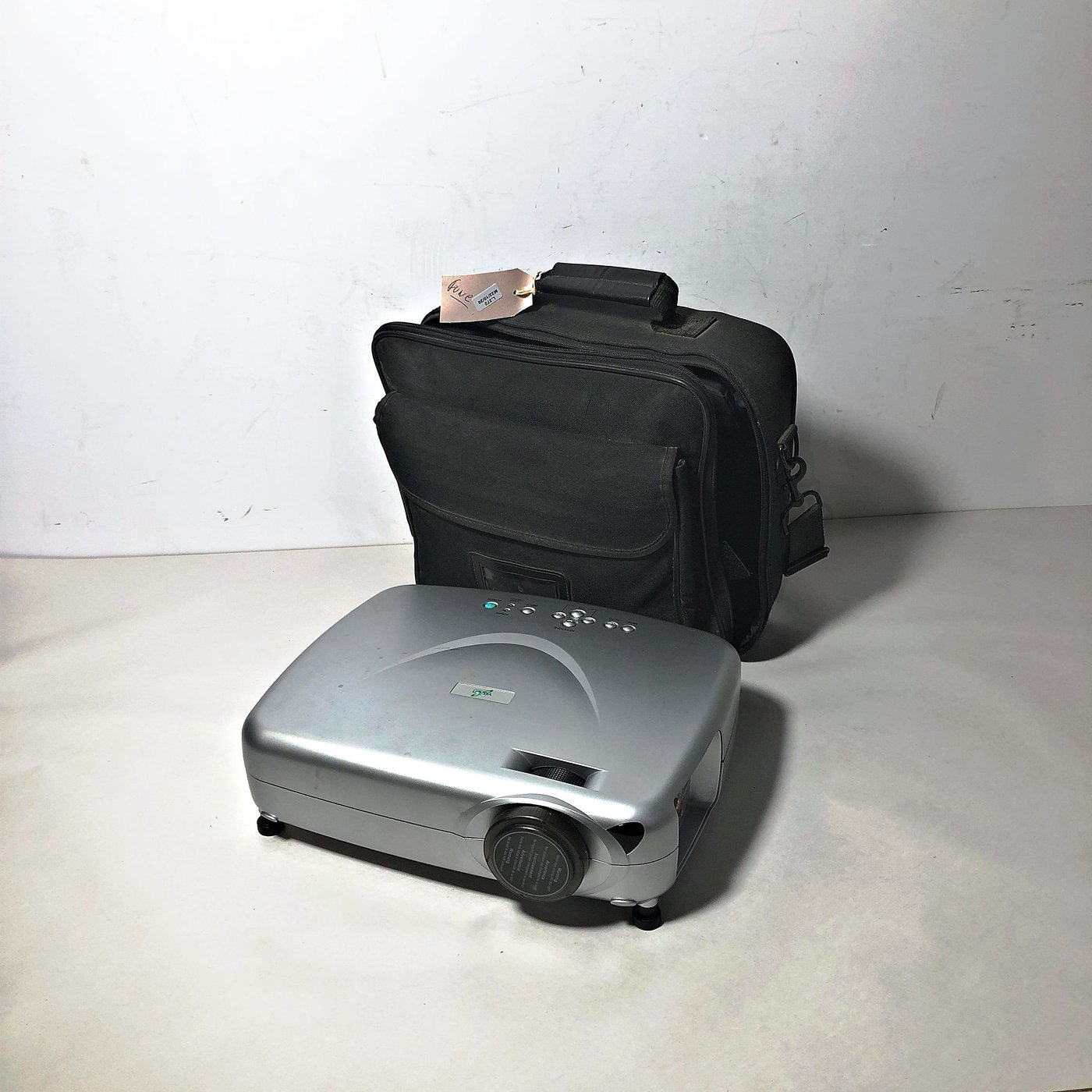 Proyector Portátil Plateado con Estuche Negro y Cables