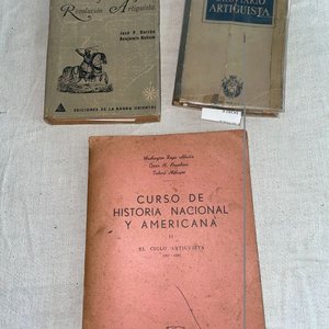 Lote anterior: Lote de 3 Libros Históricos: Bases Económicas, Breviario y Curso de Historia Nacional Artiguista