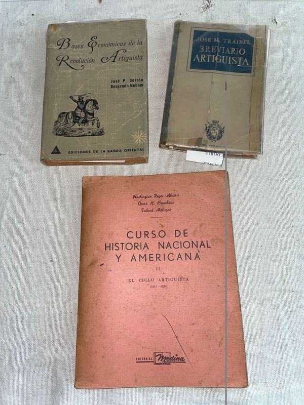 Lote de 3 Libros Históricos: Bases Económicas, Breviario y Curso de Historia Nacional Artiguista