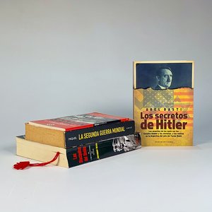 Lote siguiente: Cuatro Tomos sobre la Segunda Guerra Mundial y Hitler