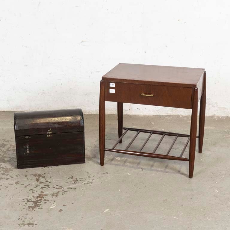 Mesa de Luz Danesa y Baúl de Madera Vintage