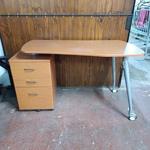 Lote siguiente: Escritorio moderno con cajonera giratoria y base para PC