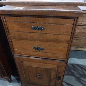 Lote siguiente: Mueble Rústico de Madera con 1 Puerta y 2 Cajones