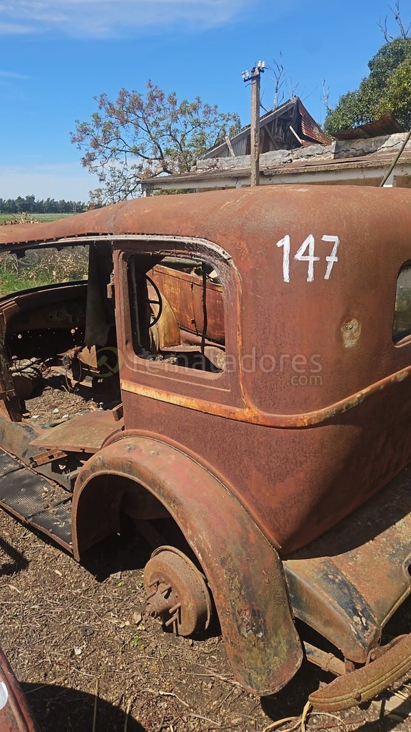 Auto Antiguo Rústico para Restaurar