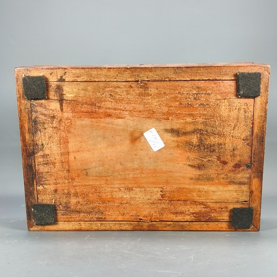 Cofre de madera con dos cajones y detalles en español - imagen 8