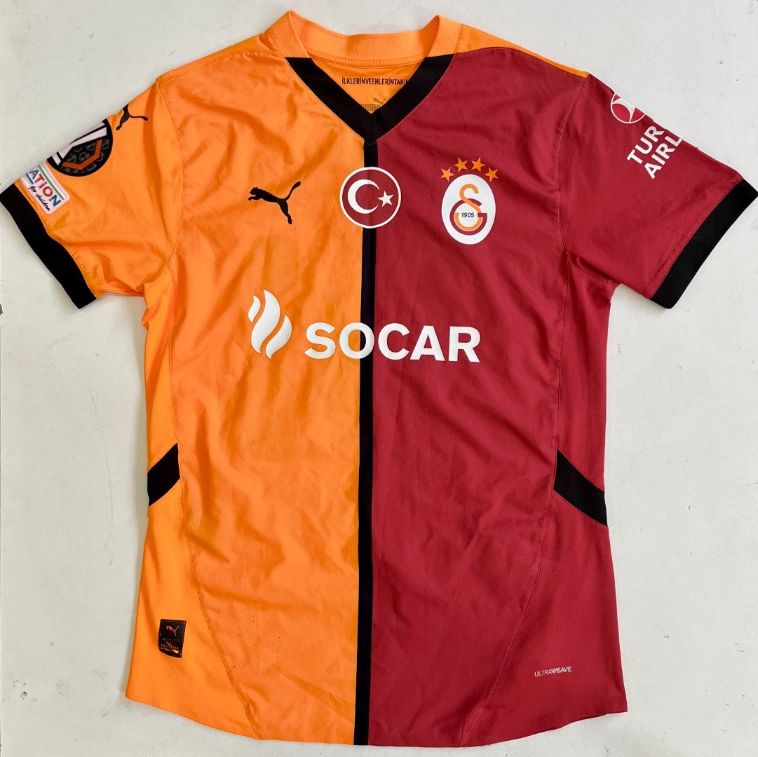 Camisetas de fútbol de lujo: Torreira, Arezo y De Los Santos en subasta benéfica - imagen 1