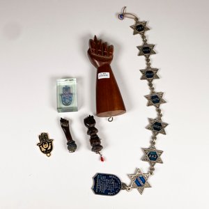 Seis Piezas: Amuletos Varios y Manos de Madera - imagen 2