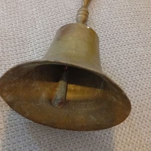 Campana Antigua de Bronce con Mango de Madera - imagen 3