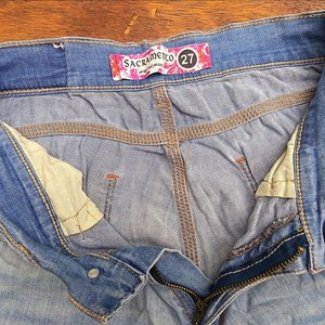 Lote de Ropa Femenina: Jeans, Remeras y Musculosas Variadas - imagen 7