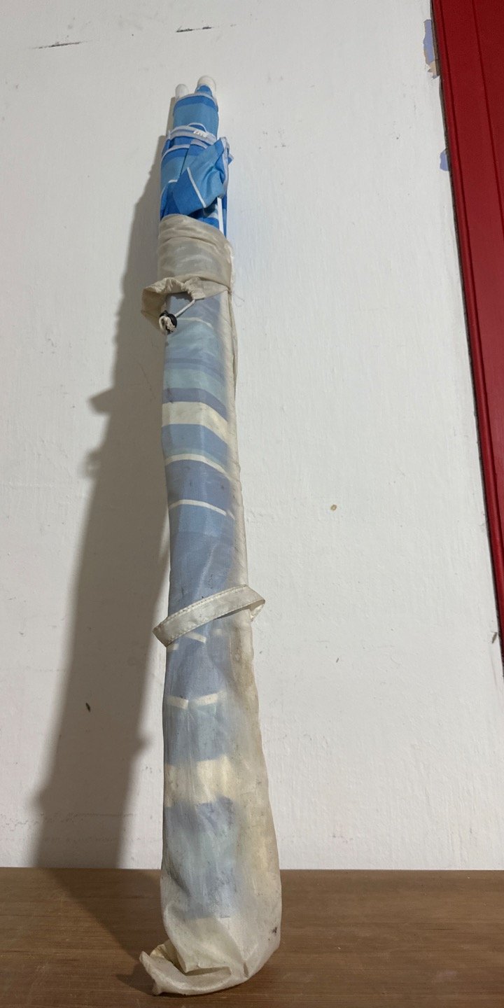 Lote siguiente: Sombrilla dañada para la venta