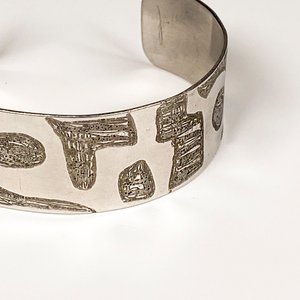 Brazalete de Acero Decorado con Firma - imagen 3