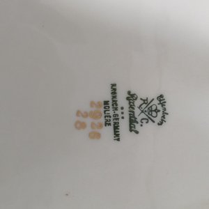 Lote de Porcelana Variada: Teteras, Azucarero, Jarrita, Fuente y Tazas con Platos - imagen 9