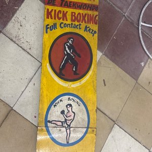 Lote anterior: Cartel Antiguo Kaz Gym Kick Boxing Taekwondo