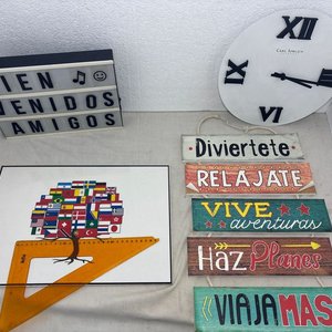 Lote de Relojes, Carteles Decorativos y Letrero Luminoso - imagen 1