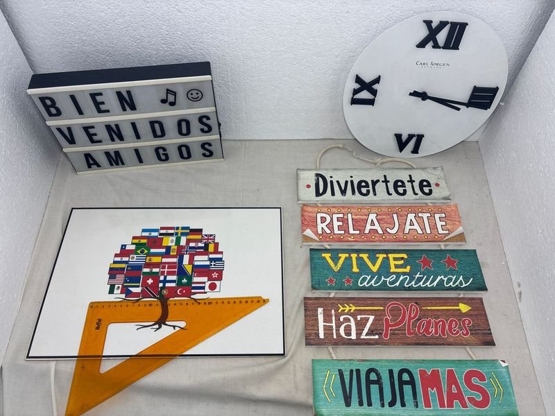 Lote de Relojes, Carteles Decorativos y Letrero Luminoso