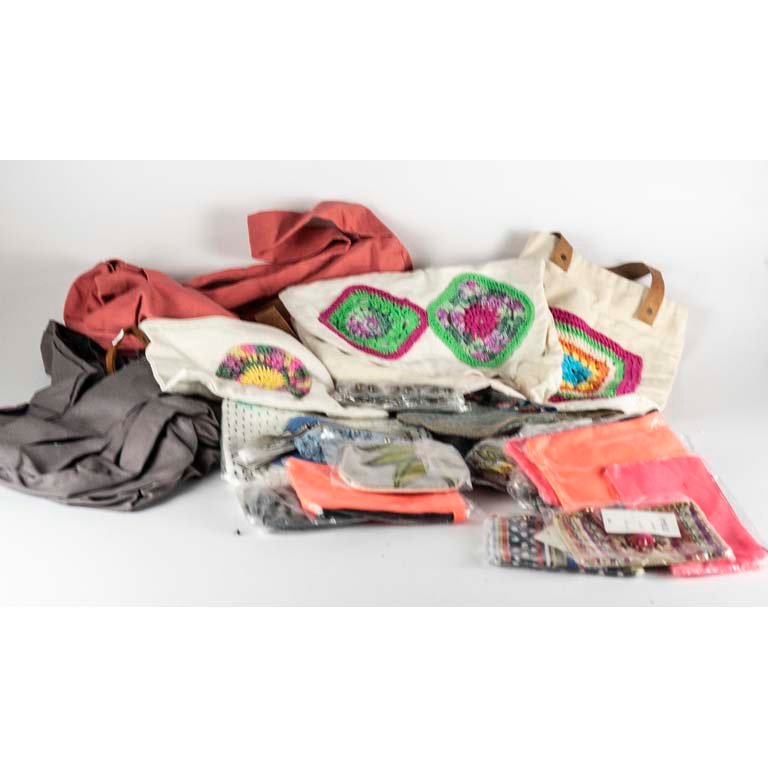 Gran lote de morrales y neceseres con detalles