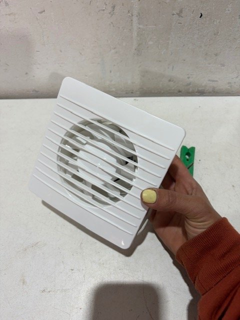 Extractor de Aire Blanco Sin Uso