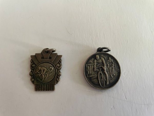 Lote de 2 Medallas de Colección: Turismo Colonia 1950 y Hotel Comercio Nueva Helvecia 1948