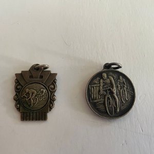 Lote de 2 Medallas de Colección: Turismo Colonia 1950 y Hotel Comercio Nueva Helvecia 1948 - imagen 1