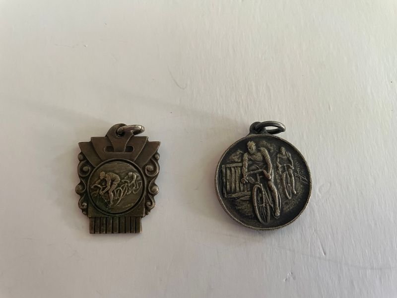 Lote de 2 Medallas de Colección: Turismo Colonia 1950 y Hotel Comercio Nueva Helvecia 1948