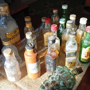 Lote siguiente: Lote de 20 Botellitas Antiguas de Colección