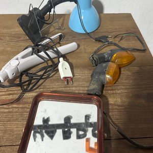 Lote anterior: Lámpara de escritorio azul y plancha de pelo