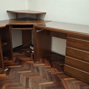 Lote siguiente: Escritorio Modular Esquinero de Madera con Cajonera y Tapa de Vidrio