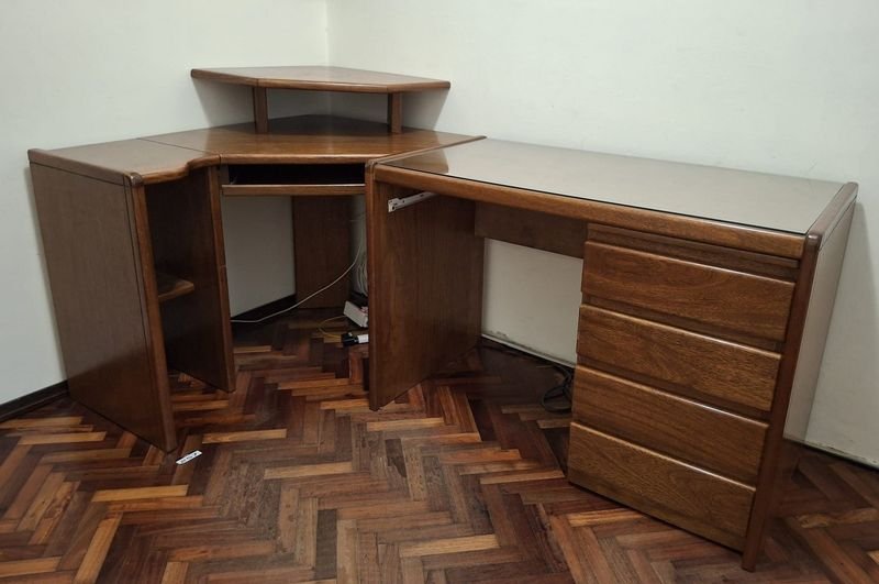 Escritorio Modular Esquinero de Madera con Cajonera y Tapa de Vidrio