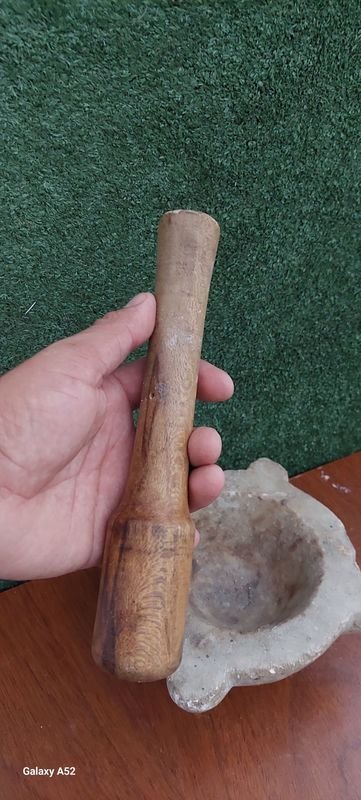 Mortero en marmol con manito para la cocina - imagen 12
