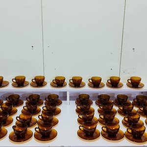 Set de 80 Pocillos con Platos en Vidrio Color Ámbar - imagen 2