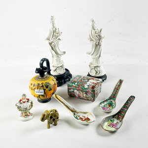 Lote anterior: Nueve piezas (algun detalle) figuras Blanc de chine alhajero, cucharas