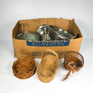 Lote anterior: Lote de Canastos de Mimbre y Utensilios de Cocina Metálicos