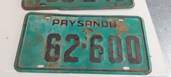 Placas de matrícula vintage con texto 'PAYSANDOU' - imagen 4