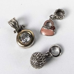 Tres Dijes de Plata con Circones y Diseño de Cartera - imagen 2