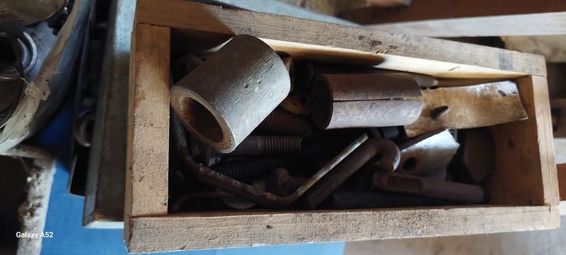 Cajas de madera con objetos variados - imagen 10