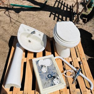 Juego de Baño Completo: Lavabo con Pedestal, Inodoro y Grifería - imagen 1