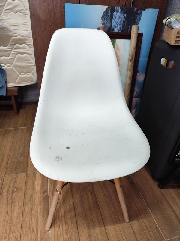 Silla Blanca de Plástico Duro con Patas de Madera