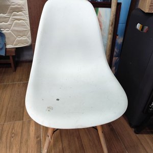 Silla Blanca de Plástico Duro con Patas de Madera - imagen 1