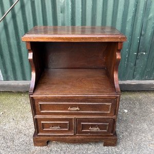 Lote siguiente: Mesa de Luz Antigua de Madera Oscura con Cajones