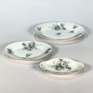 Tres Piezas de Porcelana Limoges Blancas con Decoración Floral - imagen 1