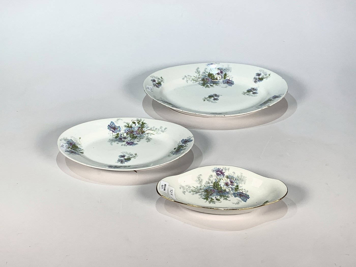 Tres Piezas de Porcelana Limoges Blancas con Decoración Floral