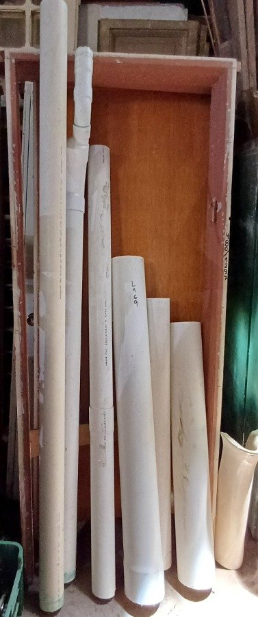 Lote siguiente: Seis tramos de caños en PVC usados para la construcción