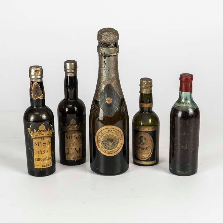 Lote anterior: Botellas de champagne, vino y licores en miniatura