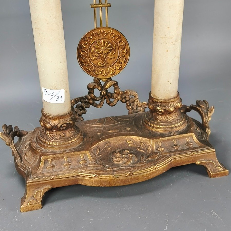 Relojes de Sobremesa Antiguos Francés con Estructura Ornamental y Columnas en Alabastro - imagen 9