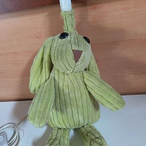 Lámpara de Peluche Conejo Verde con Cable y Interruptor - imagen 2