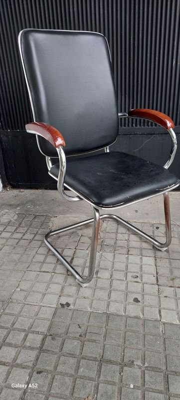 Silla de escritorio en cuero negro con armrestos marrones y marco metálico plateado - imagen 5