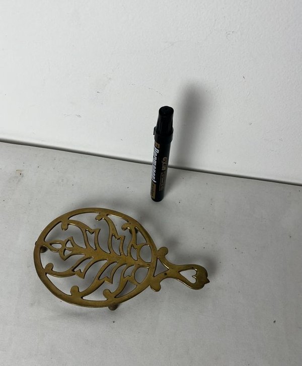 Trivet de bronce con diseño ornamentado - imagen 2